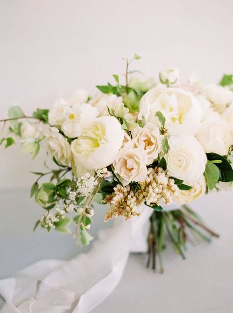 Dinner Party Style, Neutral Wedding Flowers, Spring Wedding Flowers, Wedding Flower Inspiration, White Wedding Flowers, Neutral Wedding, Champagne Wedding, White Bouquet, Pretty Wedding