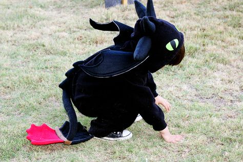 Dragon Kids Costume, Diy Toothless Costume, Toddler Dragon Costume Diy, Toothless Costume Diy, Diy Dragon Costume Kids, Toddler Dragon Costume, Dragon Costume Diy, Dragon Halloween Costumes, Dragon Costume Kids