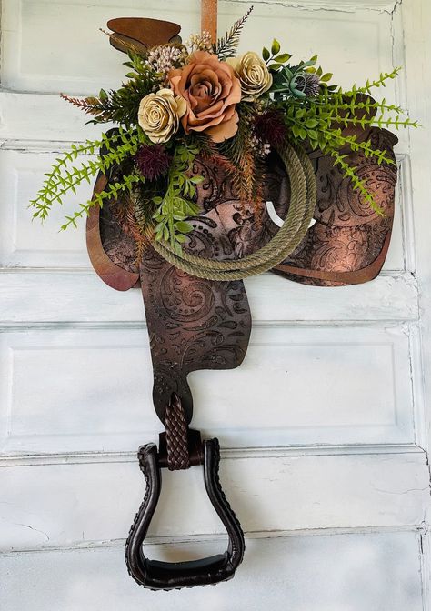 Saddle Floral Arrangements, Spur Decor Ideas, Saddle Wall Decor, Old Saddle Decor Ideas, Horse Door Hanger, Western Wall Colors, Repurposed Doors Ideas, Saddle Decor Ideas, Western Flower Arrangements