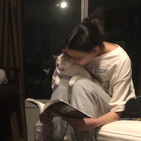 #cats #books #reading #kitty #aesthetic #pinterest #tiktok Book Person Aesthetic, Reading With Cat Aesthetic, Having A Cat Aesthetic, Person Reading Aesthetic, Study With Cat, Cat Reading Book Aesthetic, Cats Vision Board, Owning A Cat Aesthetic, Quiet Person Aesthetic