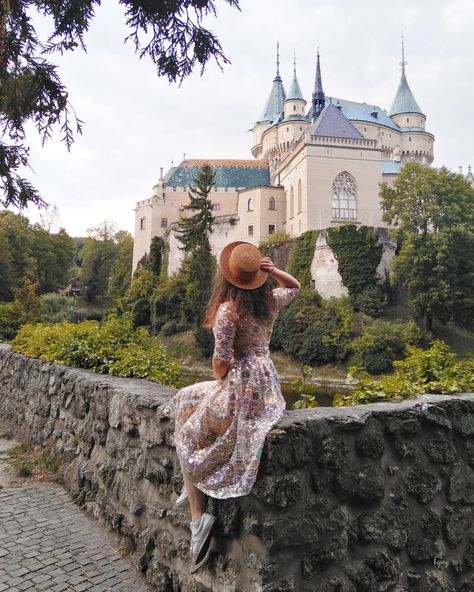 OLD SCHOOL CHIC, LIKE A MOVIE STAR FROM THE SILVER SCREEN! #TRAVELPHOTOSTORY : BOJNICE CASTLE. Castle Pictures Ideas, Midevil Castle, Bojnice Castle, Paris Outfit Ideas, Chinese Fancy Dress, Roman Aqueduct, Castle Pictures, Travel Pictures Poses, Bucharest Romania