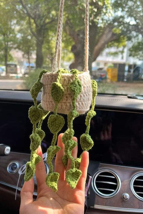 This is a knitted chlorophytum comosum grass car rear view mirror hanging basket. Affiliate link Long Basket, Chlorophytum Comosum, Car Mirror Hanging Accessories, Car Mirror Hanging, Accessories Crochet, Mirror Pendant, Mirror Hanging, Plant Basket, Interior Aesthetic