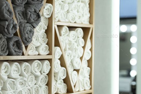 Towel Storage Salon, Salon Towel Storage Ideas Shelves, Towel Shelf Ideas, Hair Salon Towel Storage Ideas, Spa Towels Display, Salon Towel Storage, Salon Towel Storage Ideas, Linen Uniform, Towel Shelves