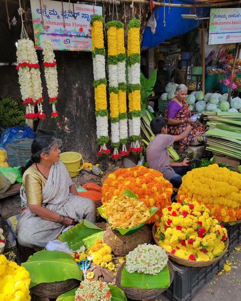 “A few weeks ago, I found myself trying to explain the #flowermarket in India to an American colleague. I plainly attempted to make sense of various sorts of flowers and their different purposes other than just pushing the stemmed flowers into a vase. I hope to show her these photos for a visual delight. #bengaluru visit is never complete without the walk on busy #malleshwaram streets.” -Kalyani @peanut__chutney #flowermarket #bangalore #hoovufinds Bengaluru Aesthetic, Indian Flower Market, Flower Market Photography, Bangalore Street, Bangalore Aesthetic, Village Scenery, Peanut Chutney, Street Photography People, Indian Dress Up