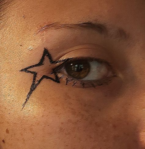 Star On Face Makeup, Rock Star Eyeliner, Different Color Eyeliner, Star Shaped Eyeliner, Punk Rock Eyeliner, Graphic Eyeliner Star, Star Makeup Eyeliner, Punk Makeup Looks Eyes, Punk Eyeliner Men