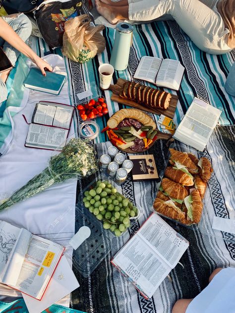 Bible Study Picnic, Study Picnic, Girl Bible Study, Picnic On The Beach, Christian Friendship, Picnic Inspiration, Prayer Group, Bible Study Group, Christian Bible Study