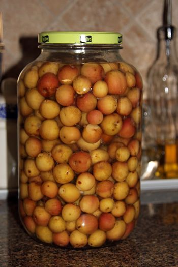 My dad had plenty of crab apples last year, so I decided to pickle some. This was my first time pickling crab apples, and it is very simple to make.  First I boil hot water, add salt and let it sit… Pickled Apples Recipe, Crab Apple Recipes, Pickled Apples, Salt Brine, Crab Apples, Preserving Recipes, Recipe For 1, Canned Food Storage, The Crab