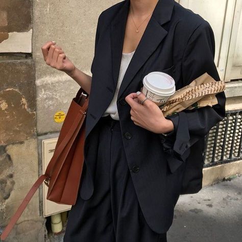 Essentials | The UNDONE #casual #style #inspo Hair Basket, Gucci Couture, Style Parisienne, Couture Hats, Olsen Twins, Model Pose, Spring Look, Stil Inspiration, Necklace Red