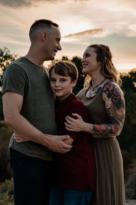 Family Of Three Photoshoot, Rainy Day Photoshoot, Colors Photoshoot, Family Photos Outfits, Family Photoshoot Ideas, Family Photoshoot Poses, Fall Family Portraits, Family Portrait Poses, Family Photo Pose