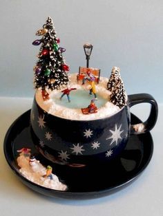 Apparently, Teacup Gardens Are A Thing And Here Are 23 Adorable Examples Mini Garden Ideas, Tea Cups Diy, Teacup Gardens, Teacup Crafts, Centerpiece Christmas, Tea Diy, Cup Crafts, Creative Gardening, Christmas Scene