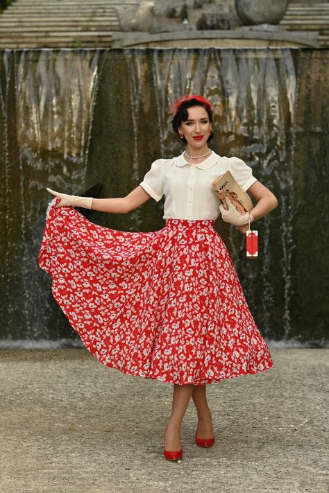 Another beautiful 1949 Swing Dance Skirt, it swings out into a circle when you dance. ​​​This beautiful item is as good as it gets if you love vintage designs & totally in keeping with Authentic 1940s Style, as it is an exact reproduction of a classic 1940s item. It is made with complete integrity from the finest Rayon Crepe de Chine fabric just like the originals too.. It is nice and light, soft to the touch, hangs beautifully and easy care too... Wash by hand or in a machine on "Delicates" set 40s Inspired Outfits, Swing Dance Outfit, Vintage Skirt Outfit, 50s Outfit, 1940s Skirt, Circle Skirt Outfits, 40s Outfits, 50s Look, 1940s Outfits