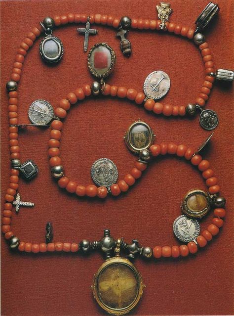 Collar Hippie, Arte Occulta, Dope Jewelry, Coral Jewelry, Ancient Jewelry, A Necklace, Amulets, Prayer Beads, Ethnic Jewelry