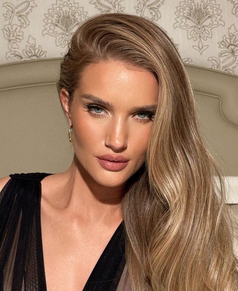 Rosie Huntington Hair, Rosie Huntington Whiteley Hair, Honey Blonde Hair Color, 2024 Board, Natural Blonde, Gorgeous Hair Color, Dirty Blonde Hair, Emma Frost, Honey Blonde Hair