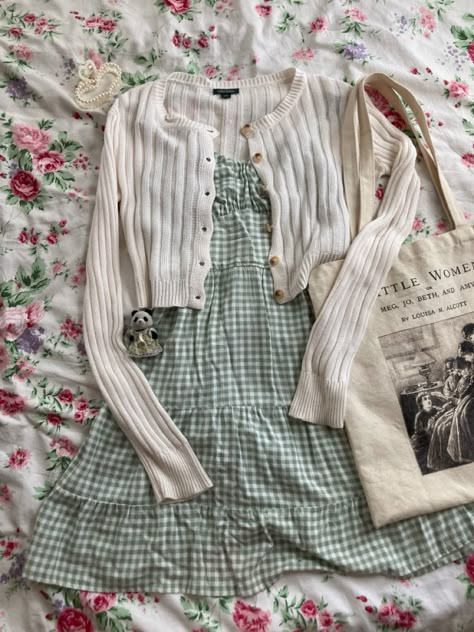 Floral Cute Outfits, Chloecore Outfits, Kohls Aesthetic, 2021 Coquette Outfit, Fairycore Fall Outfits, Romantic Outfits Aesthetic, Khaki Outfit Aesthetic, Cute Work Outfits Summer, Flowercore Outfit