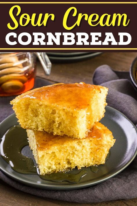 This sour cream cornbread recipe results in the most delicious, moist cornbread you'll ever have! It's comforting, tangy, and irresistible. Cornbread Recipe With Creamed Corn, Aunt Jemima Cornbread Recipe, Marie Callenders, Cast Iron Cornbread, Sour Cream Cornbread, Old Fashioned Cornbread, Moist Cornbread, Cold Weather Comfort Food, Cornbread Easy