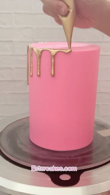 Ester Holt on Instagram: "Playing around to improve my gold drip recipe and I think I like this one better 😍😍😍.
Why? Because the drips, looks like real ganache drip, not flat. Let me know what you think 🤔 

I m using my zombie cake so for the gold I use gold highlighter, when you do on the real cake, you might have to use edible gold dust but off course it won’t be as shiny as this one. Or you can offer the option to your customers.

I m using water 💧 ganache recipe from @treatsbytay 

Ganache recipe :
65 gr white candy melt
1 Tbsp water.
Microwave for 30 seconds, mix well.
Let it sit a little bit so the ganache won’t be too runny.

Gold mixture recipe :
1/2 tsp gold highlighter/luster dust
1 tsp melted coconut oil not hot
Mix well, if the mixture too runny, wait a little bit to cool Gold Drip Recipe, Edible Gold Dust, Mixture Recipe, Ganache Drip, Candy Melt, Gold Highlighter, Zombie Cake, Gold Drip, Ganache Recipe