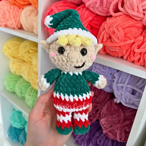 Christmas Elf Plush Free Crochet Pattern – Amigurumi - Wonder Crochet Crochet Santa Hat Free Pattern, Chunky Yarn Crochet Pattern, Crochet Santa Hat, Knitting Quilt, Chunky Yarn Crochet, Christmas Crochet Patterns Free, Easy Crochet Animals, Crochet Santa, Crochet Xmas