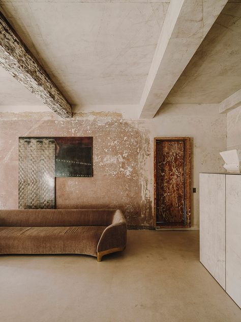 Vincenzo De Cotiis Interiors, Vincenzo De Cotiis, Distressed Walls, Decorative Plaster, Installation Design, Furniture Details, Historic Home, Abandoned Houses, Rimini