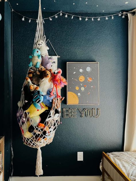 Boy Bedroom Organization Ideas, Boys Room Organization, Kids Stuffed Animal Storage, Kid Room Organization, Stuffed Animals Storage, Storing Stuffed Animals, Stuffed Animal Hammock, Kids Bedroom Organization, Bedroom Things