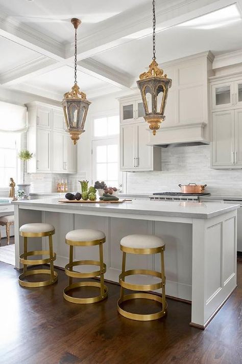 Transitional kitchen featuring backless Noir Dior Bar & Counter Stools in a white and gold at a light gray island topped with a gray quartz countertop. Gold Barstools, Casual Kitchen, Marble Countertops Kitchen, Modern Kitchen Tables, Island Stools, Interior Design Portfolios, U Shaped Kitchen, All White Kitchen, Grande Table