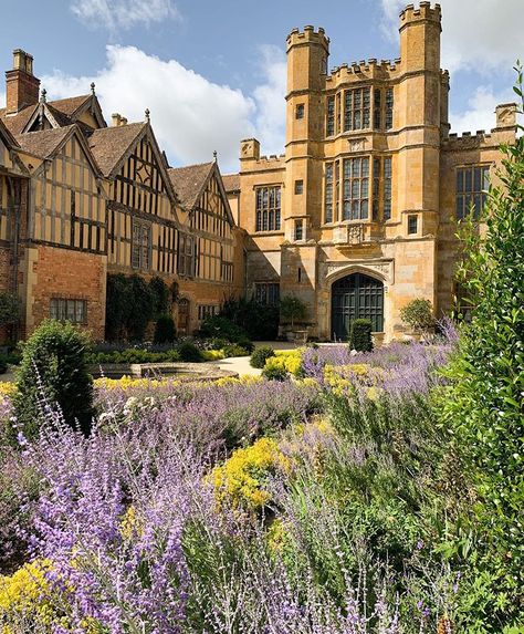 Tudor Houses, Tudor House, National Trust, English Countryside, 15th Century, Days Out, Great Britain, Beautiful Gardens, Castle