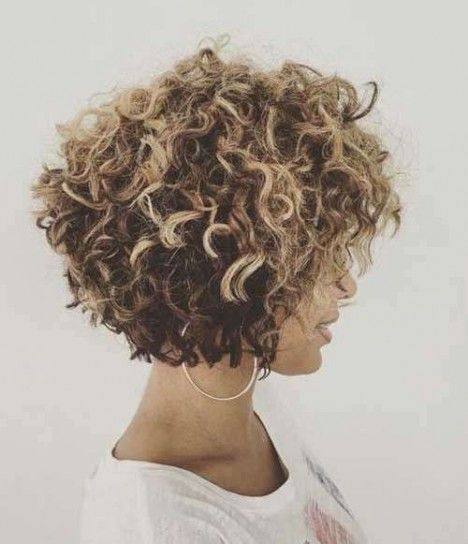 Taglio scalato per capelli ricci e lunghi Short Curly Bob Hairstyles Messy Curls Wavy Hair, Short Curly Haircuts For Thinning Hair, Chin Length Curly Hair, Curly Hair Over 50 Women, Short Curly Hairstyles For Women, Curly Short, Short Curly Haircuts, Short Curls, Haircuts For Curly Hair