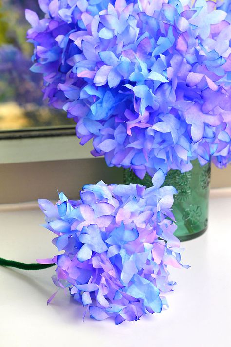 These coffee filter hydrangeas are SO PRETTY and really easy to make! This is such a fun summer craft for kids, tweens, teens, adults, and seniors. It's an easy craft that makes the perfect homemade gift for Mother's Day and looks great as a party decoration for baby showers and weddings. Coffee Filter Flowers Diy, Paper Flowers Diy Easy, Fun Summer Crafts, Tissue Paper Crafts, Coffee Filter Crafts, Coffee Filter Flowers, Paper Craft Techniques, Tissue Flowers, Easy Paper Flowers