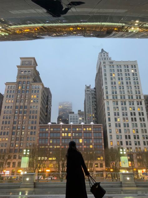 girl in black trench coat in front of city holding black longchamp tote Chicago Picture Ideas Winter, Chicago Girl Aesthetic, Chicago Bean Pictures Ideas, Chicago Bean Pictures, Chicago Picture Ideas, Chicago In March, Chicago Birthday, Aesthetic Picture Ideas, Chicago Bean