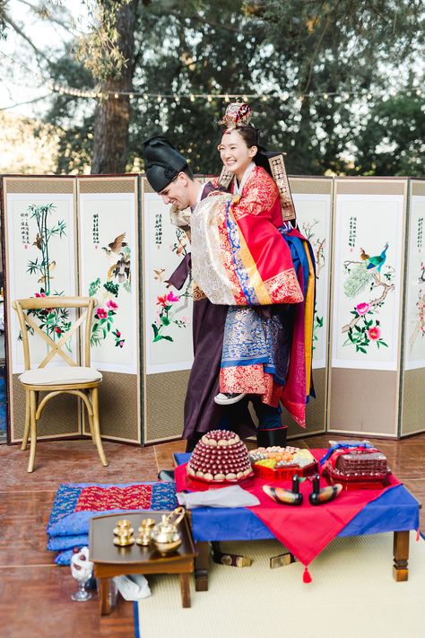 https://www.michelleisabel.com/journal/korean-american-wedding Korean Wedding Traditions, Korean Wedding Dress, Western Style Wedding, Multicultural Wedding, Korean Wedding, Wedding Rituals, Custom Jewelry Ideas, Traditional Korean, American Wedding