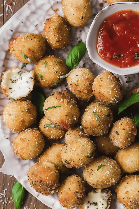 Crispy Fried Mozzarella Balls - Recipes, Tasks & Tools Mozzarella Ball Recipes, Fried Mozzarella Balls, Mozzarella Balls Recipe, Fried Mozzarella, Cheese Ball Bites, Marinated Cheese, Mozzarella Balls, Side Salads, Pizza Appetizers