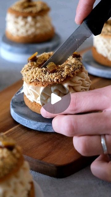 Thomas Couderc on Instagram: "Paris-Brest cacahuète 🥜  Après un petit moment d'absence me revoilà avec un Paris-Brest à la cacahuète 🫠  La petite astuce pour des choux sexy et faciles à stocker:  👉🏻 pocher la pâte à choux crue dans des moules en silicones et la congeler  👉🏻 ici  j'utilise des moules à savarin @silikomart : cela permet d'avoir des choux uniformes 🙌🏻 👉🏻 se conserve dans un sachet congélation pendant plusieurs semaines 🤩 👉🏻 pour encore plus de sexytude tu poses un disque de craquelin sur ta pâte à choux avant cuisson, tes choux vont se développer uniformément et ça va apporter encore plus de gourmandise 🤤  La compo ⬇️  - pâte à choux  - craquelin à la vergeoise brune  - croustillant praliné cacahuète, chocolat Jivara @valrhonafrance - caramel au chocolat Jivara Choux Craquelin, Paris Brest, Instagram Paris, Caramel, On Instagram, Quick Saves, Tes