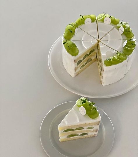 Grape Dessert, Mousse Cake Recipe, Green Grape, Cupcake Cake Designs, Dessert Photography, Biscuit Cake, Fancy Desserts, Pretty Birthday Cakes, Pastry Cake