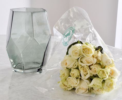 items you need to arrange roses in a glass vase Arranging Roses In A Vase, Roses Arrangements Vase, How To Arrange Roses In A Vase, Square Vase Flower Arrangements, Mini Flower Arrangements, Graduation Reception, Roses In A Vase, Rose In A Glass, Arranging Flowers