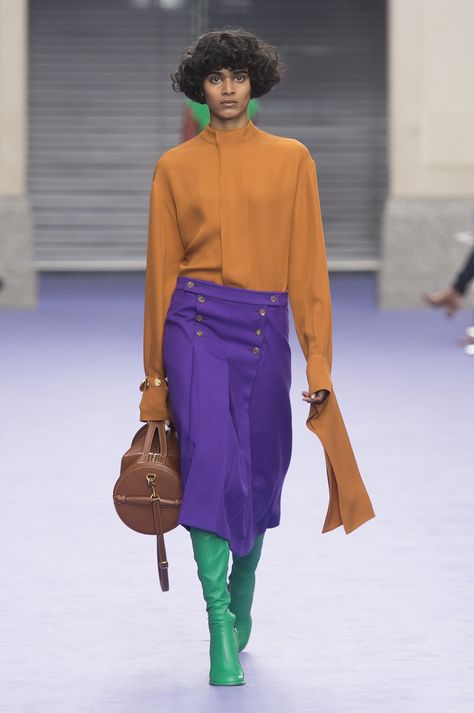 The 2017 runways were full of unorthodox fall and spring color trends; bold combinations that'll punch up your weather wardrobe. Complementary Colors Fashion, Mode Prints, Color Blocking Outfits, Color Combinations For Clothes, Fall 2017, Colourful Outfits, Fashion 2017, Fashion Colours, Womens Fashion Trends