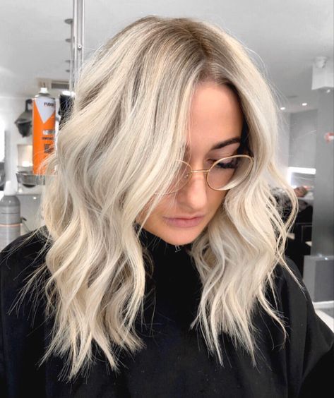 Short Platinum Blonde Hair With Shadow Root, Root Smudge Bleach Blonde, All Blonde With Shadow Root, Light Blonde Hair Root Smudge, Light Shadow Root Blonde, All Over Blonde Shadow Root, Cool Rooted Blonde, Icy Blonde Hair Shadow Roots, Blonde Brown Shadow Root