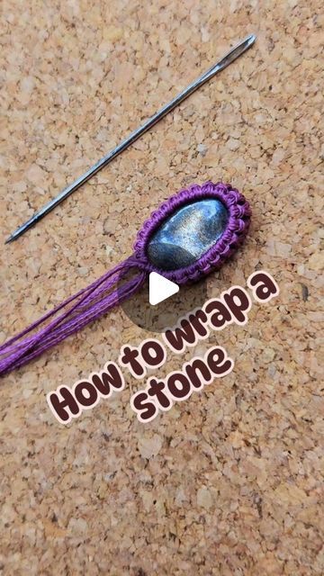 How To Wrap A Stone Macrame, Macrame Around A Stone, Macrame Diy Jewelry, Macrame Necklace Stone Tutorials, Macrame Jewelry Holder Tutorial, Macrame Cabochon Tutorial, Wire Macrame Jewelry, Gemstone Macrame Tutorial, Micromacrame Tutorial Free