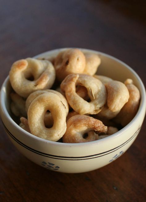 taralli-recipe-2 Turdilli Recipe, Italian Starters, Italian Notes, Italian Snacks, Pasta Shop, Real Bread, Starters Recipes, Homemade Food, Food Products