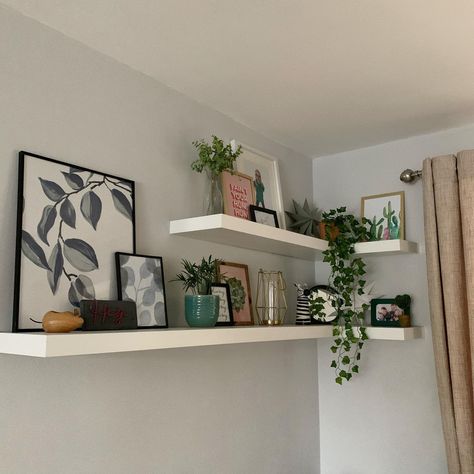 Float Shelf, Floating Shelves Bedroom, Wall Shelves Bedroom, Shelf Decor Bedroom, Floating Shelves Living Room, Shelf Decor Living Room, Corner Wall Shelves, Shelves Ideas, Interior Design Per La Casa