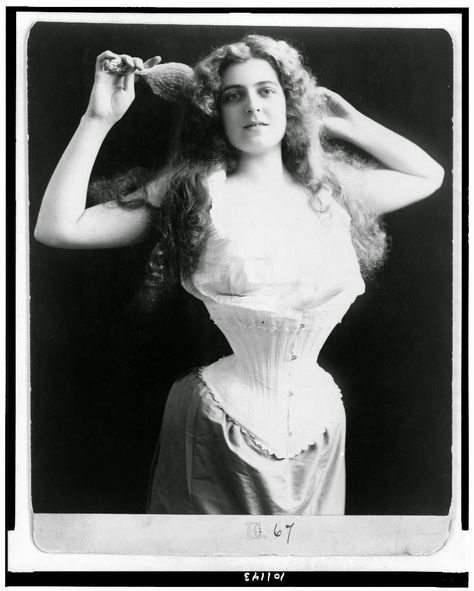 Victorian Life: Health Benefits of the Corset via Grace Elliot Wasp Waist, Edwardian Corsets, Edwardian Hairstyles, Victorian Beauty, Victorian Life, Victorian Corset, Boned Corsets, Flapper Girl, Column Dress