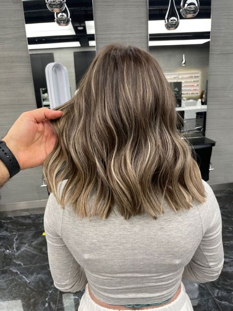 Ash Blonde Balayage On Brown Hair Short, Cool Brown Lowlights In Blonde Hair, Dark Regrowth Blonde Hair, Short Brown With Blonde Highlights, Medium To Short Hair Cuts, Bronze Baylage Hair, Babylights In Brown Hair, Brunette With Blonde Babylights, Bruslight Hair