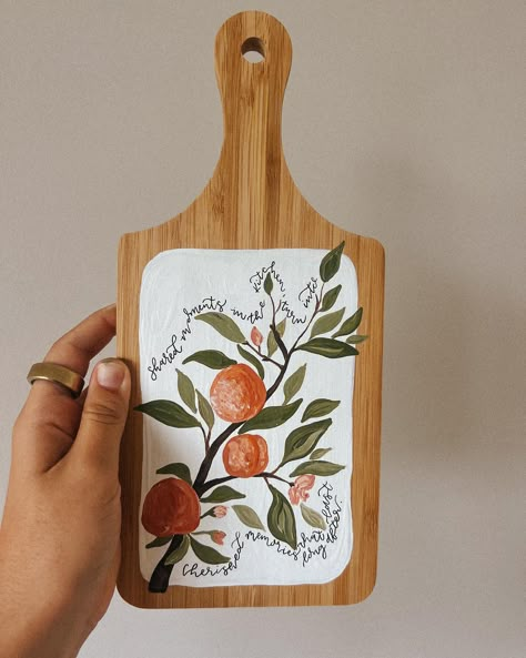 🍑 🍃 Painted Things To Sell, Painted Wooden Trays Ideas, Charcuterie Board Painting Ideas, Charcuterie Board Painting, Wood Tray Painting Ideas, Painted Cheese Board, Painted Charcuterie Board, Diy Xmas Gifts, Cheese Platter