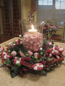 Kristen's Creations: ~~Our Gingerbread Kitchen~~ Lamp Centerpieces, Natal Country, Christmas Table Setting, Christmas Centers, Centerpiece Christmas, Small Wreaths, Christmas Tablescape, Xmas Deco, Christmas Centerpiece