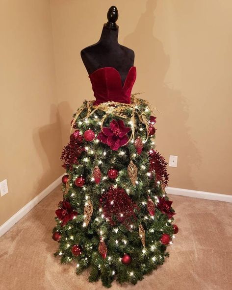 Christmas Tree Dress Form, Mannequin Decor, Christmas Party Decorations Diy, Dress Form Christmas Tree, Mannequin Christmas Tree, Christmas Tree Costume, Christmas Tree Dress, Tree Dress, Mannequin Dress