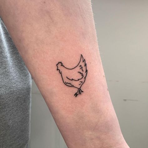 10 Best Chicken Tattoo Ideas You'll Have To See To Believe! | Outsons | Men's Fashion Tips And Style Guides Chicken Tattoo Ideas, Traditional Sailor Tattoos, Hen Tattoo, Chicken Tattoo, Rooster Tattoo, Tato Minimal, Baby Chicken, Western Tattoos, Small Chicken