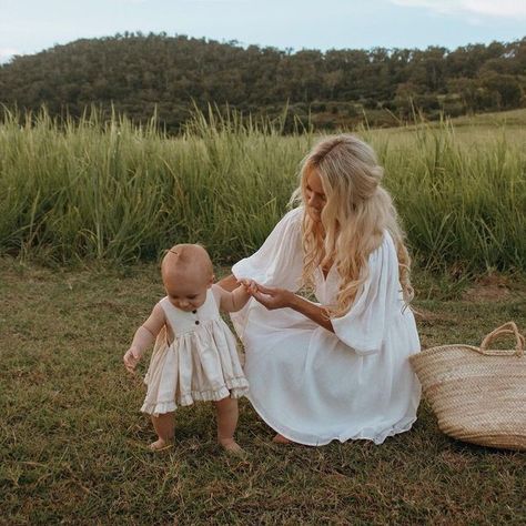 (1) Tweets que le gustaron a El vato pensante (@VatoPensante) / Twitter Farm Baby Photoshoot, Mom And Kids Aesthetic, Blonde Mom Aesthetic, Southern Family Aesthetic, Soft Mom Aesthetic, Mom Instagram Pictures, Mom With Kids Aesthetic, Young Mum Aesthetic, Mom And Baby Pictures