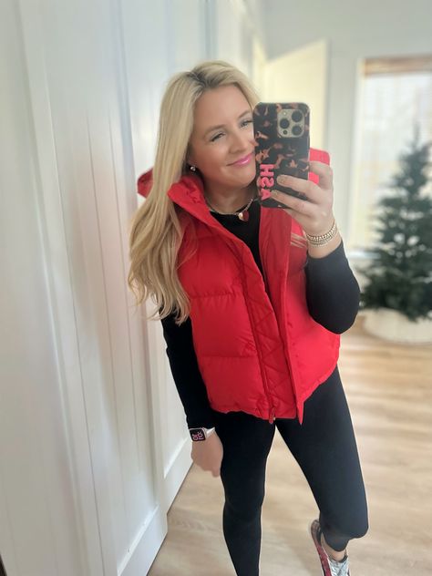 Winter fashion finds Red Puffer Vest Outfits For Women, Red Vest Outfits For Women, Red Puffer Vest Outfit, Red Vest Outfit, Black Puffer Vest Outfit, Style Puffer Vest, Vest Outfit Ideas, Outfit Ideas For Winter, Puffer Outfit