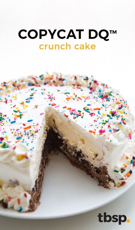 Copycat Dairy Queen, Dq Ice Cream Cake, Dairy Queen Ice Cream, Low Carb Cookie Dough, Diy Ice Cream Cake, Dairy Queen Ice Cream Cake, Kek Lapis, Ice Cream Cake Recipe, Crunch Cake