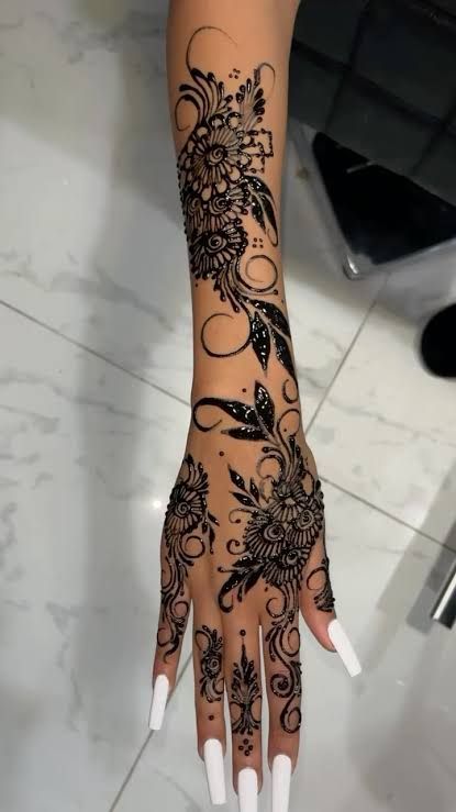 Henna Designs Arm, Henna Tattoo Design, Henna Flower Designs, Cute Henna Designs, Cute Henna Tattoos, Henna Style Tattoos, Jagua Henna, Tattoos Henna, Red Henna