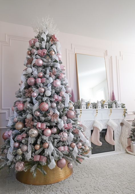 Pink Christmas Tablescapes, Pink Christmas Tree Decorations, White And Gold Christmas, Pastel Christmas Decor, Fashion Christmas Tree, Gingerbread Christmas Tree, Disney Christmas Tree, Candy Christmas Tree, Luxury Christmas Tree