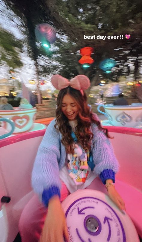 Pic Pose Ideas, Disneyland Aesthetic Outfit, Pink Blue Aesthetic, Emily Nelson, Disneyland Aesthetic, Disney Poses, Disney Trip Outfits, Disney Outfits Women, Cute Disney Outfits